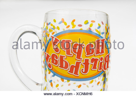 Joyeux Anniversaire Verre De Biere Sur Fond Blanc Photo Stock Alamy