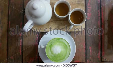Matcha Latte et deux tasses de thé