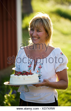 Une femme et un gâteau aux fraises, Fejan, archipel de Stockholm, Suède.