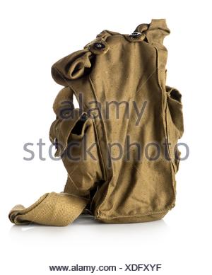 Sac de masque à gaz isolé sur fond blanc.