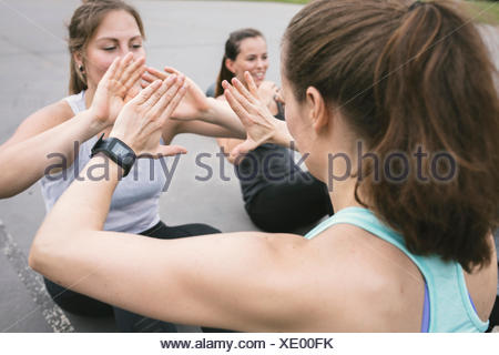 Les femmes ayant une piscine d'entraînement boot camp