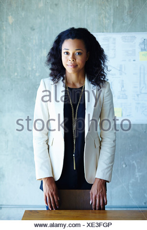 Portrait de calme young businesswoman in office