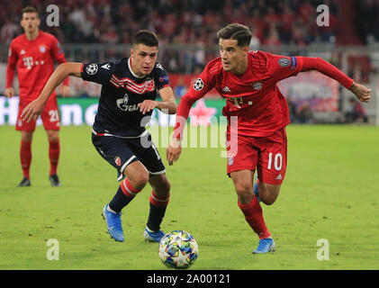 Monaco di Baviera, Germania. Xviii Sep, 2019. Philippe Coutinho (R) del Bayern Monaco si rompe attraverso la difesa da Mateo Garcia di Stella Rossa Belgrad durante il gruppo B match tra FC Bayern Monaco di Germania e Stella Rossa Belgrad della Serbia alla UEFA Champions League a Monaco di Baviera, Germania, il 7 settembre 18, 2019. Il Bayern Monaco ha vinto 3-0. Credito: Philippe Ruiz/Xinhua Foto Stock