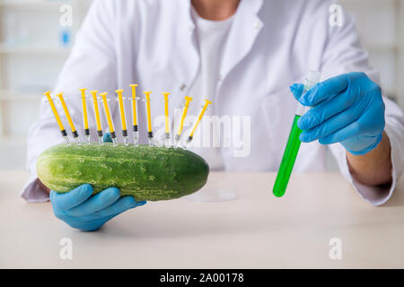 Il maschio di nutrizione esperto ortaggi di test in laboratorio Foto Stock