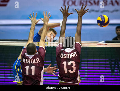 Tehran, Iran. Xviii Sep, 2019. Mikhail Ustnov (C) dei picchi di Kazakistan la sfera durante il 2019 Asian volley maschile di partita di campionato tra Qatar e il Kazakistan a Tehran, Iran, Sett. 18, 2019. Credito: Ahmad Halabisaz/Xinhua Foto Stock