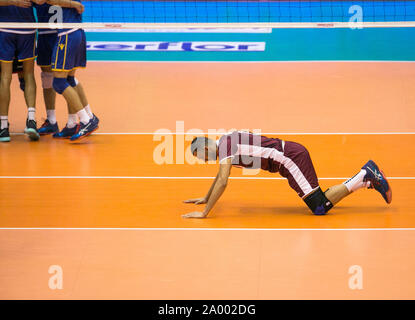 Tehran, Iran. Xviii Sep, 2019. Ahmed Noaman (R) del Qatar reagisce dopo il 2019 Asian volley maschile di partita di campionato tra Qatar e il Kazakistan a Tehran, Iran, Sett. 18, 2019. Credito: Ahmad Halabisaz/Xinhua Foto Stock