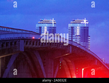 Kiev, Ucraina. Xviii Sep, 2019. Un autoblindo visto parcheggiata vicino al ponte della metropolitana durante una particolare operazione di polizia dove un uomo sconosciuto sta minacciando di far saltare in aria il ponte che attraversa il fiume Dnipro a Kiev.ucraino Forze Speciali detenuti un uomo armato. Piano di polizia di avviare procedimenti penali su oneri di preparazione per un atto terroristico. Un uomo sconosciuto spara e minaccia di esplodere, traffico di automobili e treni sul ponte è bloccato, come detto in precedenza dalla polizia ucraina. Credito: SOPA Immagini limitata/Alamy Live News Foto Stock