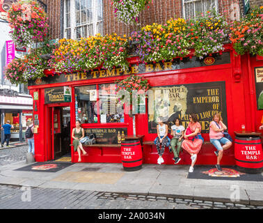 Dublino, Irlanda - 2 agosto 2019: Fondata nel 1840, il Temple Bar di Dublino Irlanda turistiche più famose bar. Foto Stock