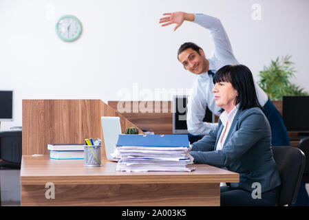 I due dipendenti facendo sport esercizi in ufficio Foto Stock