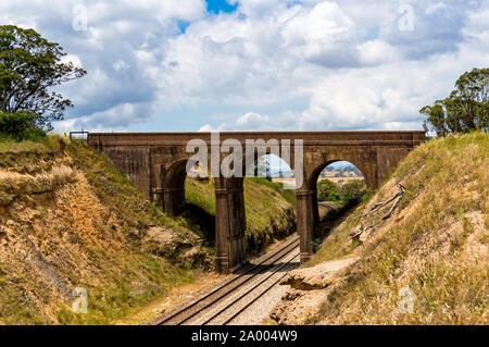 Pittoresco antico ponte di arco, viadotto con il binario ferroviario al di sotto. Tarana road, NSW, Australia Foto Stock