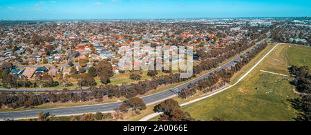 Panoramica aerea di Mulgrave sobborgo e Wellington Road sulla luminosa giornata di sole a Melbourne, Australia Foto Stock