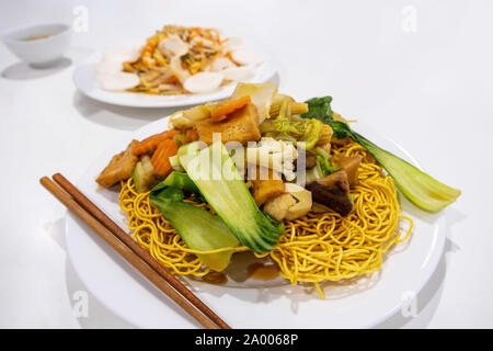 Croccante di noodle all'uovo con stir verdure fritte - vegetariano piatto vietnamita Foto Stock