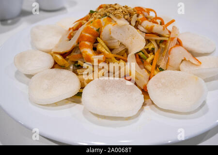 Pesce vegetariano con insalata di papaya - Vietnamita piatto su piastra bianca Foto Stock
