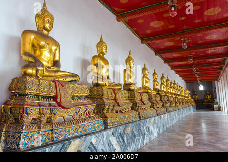 Udienza golden Buddha. I colonnati o immagine del Buddha gallery. Golden Statue di Buddha seduto in meditazione sulla splendidamente decorate piedistalli alo Foto Stock