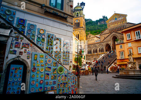 Città di Atrani Italia - novembre5,2016 : bella scenic della Cattedrale di Saint Andrew uno dei più popolari destinazioni di viaggio nel sud italia Foto Stock