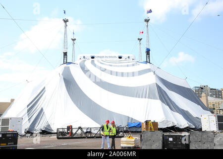 Sydney, Australia. 19 settembre 2019. Cirque du Soleil nuovo di zecca di bianco e grigio Big Top è stata sollevata per contrassegnare l'arrivo di KURIOS - gabinetto di curiosità. Media fotografi e giornalisti sono stati invitati a testimoniare il sollevamento del Big Top e il set-up del viaggiare Cirque du Soleil village. Oltre 60 tecnici sollevati a più di 100 pali metallici nella fase finale della costruzione del tetto del "grand chapiteau". La Big Top si trova a circa 20 metri (56 piedi) e alta è 51 metri (164 piedi) di diametro. Credito: Richard Milnes/Alamy Live News Foto Stock