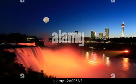 Cascate del Niagara al crepuscolo comprendente la Luna e lo skyline della città canadese sullo sfondo Foto Stock