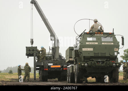 190916-A-FJ530-820 soldati assegnato all'esercito occidentale del campo di artiglieria il Giappone terra Forza di Autodifesa osservare e facilitare le operazioni di ricarica sull'U.S. Esercito alta mobilità di artiglieria sistema Razzo a Yausubetsu Area Formazione, Giappone, Sett. 16. Bravo batteria, 5° 3° Battaglione artiglieria campo implementata per la prima volta un HIMARS in Giappone nel supporto di esercizio bilaterale Orient scudo 2019. Il HIMARS è una funzione fondamentale per gli Stati Uniti Dell'esercito dominio Multi Task Force aumentando la letalità del MDTF. (U.S. Foto dell'esercito da Capt. Rachael Jeffcoat) Foto Stock