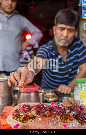 Paan, un Indiano mix di betel foglie con noci di arec dado e talvolta il tabacco, presso un fornitore locale in un mercato di New Delhi Foto Stock