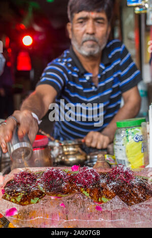 Paan, un Indiano mix di betel foglie con noci di arec dado e talvolta il tabacco, presso un fornitore locale in un mercato di New Delhi Foto Stock