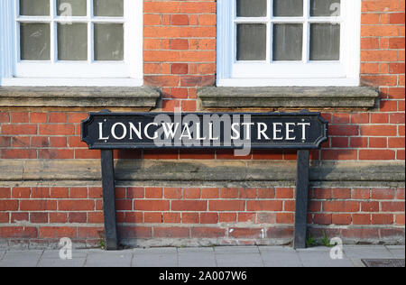 Ghisa strada tradizionale segno Longwall etichettatura strada di Oxford, Inghilterra di fronte il Magdalen College e vicino al New College di Holywell Street Foto Stock