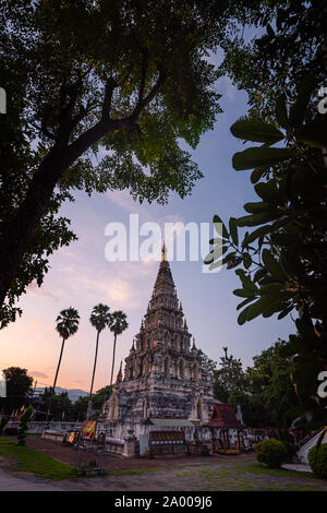 Antica Pagoda di Wat Ku Kam tempio con la luce del tramonto. Chiang Mai, Thailandia. Foto Stock