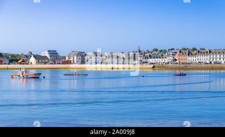 Camaret-sur-Mer, panorama del porto con tipiche case e barche, bella città francese in Bretagna Foto Stock