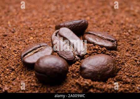 Close-up di caffè torrefatto Caffè in grani sul caffè macinato Foto Stock