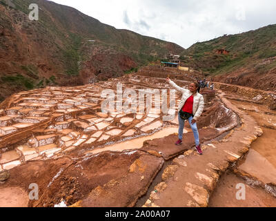 Bruna ragazza turistica contemplando le saline di Maras Cusco - Perù Foto Stock