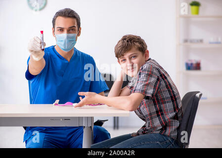 Il giovane ragazzo visita medico in ospedale Foto Stock