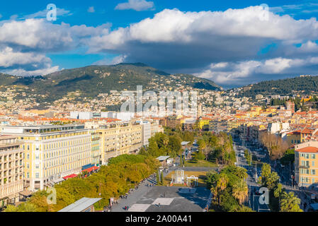 Nizza, veduta aerea della città vecchia, sulla Riviera Francese, con le montagne sullo sfondo Foto Stock