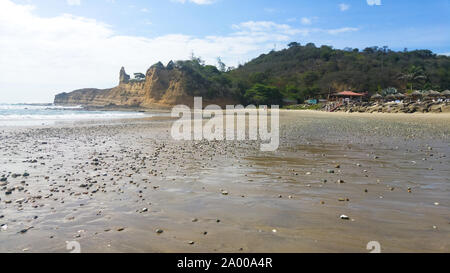 Bella spiaggia nell'Oceano Pacifico In Montanita, Ecuador, una destinazione popolare per i surfisti. Foto Stock