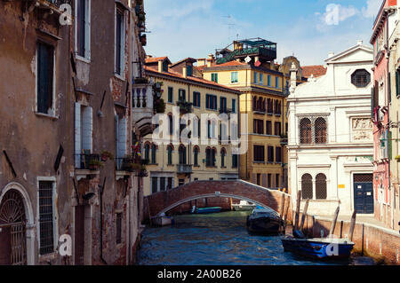 Facciate delle vecchie case di Venezia, edifici sull'acqua. Italia Foto Stock