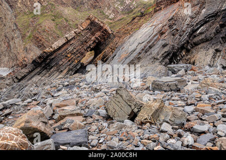Le formazioni rocciose a Hartland Quay, Devon, Inghilterra Foto Stock