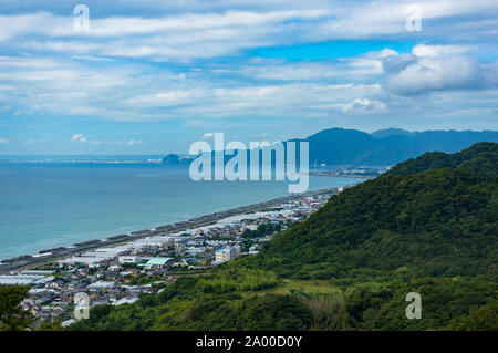 Vista aerea del giapponese Pacific Coast lungo Suruga bay. Shizuoka, Giappone Foto Stock