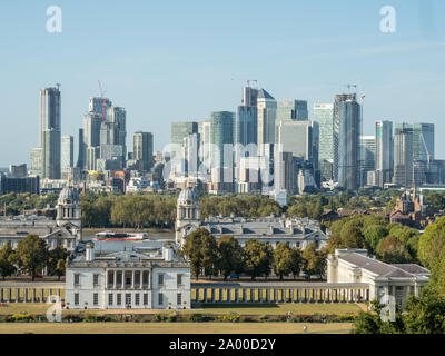 Vista dal Greenwich Park verso il Maritime Museum & University con i grattacieli di Canary Wharf dietro, Greenwich, Londra Foto Stock