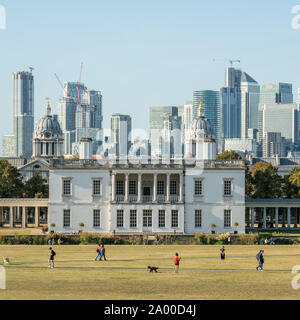 Vista dal Greenwich Park verso il Maritime Museum & University (torri in foto) con i grattacieli di Canary Wharf dietro, Greenwich, Londra Foto Stock