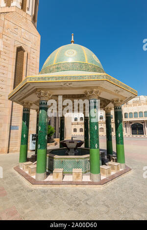 Salalah, Oman - 12 Novembre 2017: Fontana e numero di rubinetti di acqua per abluzioni rituali vicino al Masjid Al Shanfari moschea in Salalah, Oman. Foto Stock