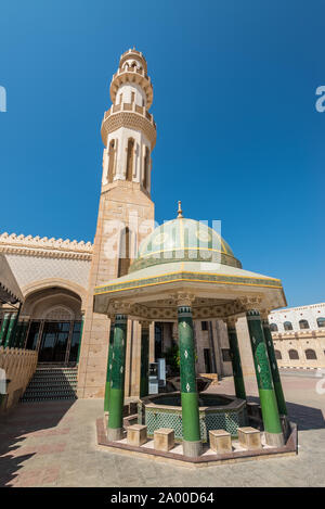 Salalah, Oman - 12 Novembre 2017: Fontana e numero di rubinetti di acqua per abluzioni rituali vicino al Masjid Al Shanfari moschea in Salalah, Oman. Foto Stock