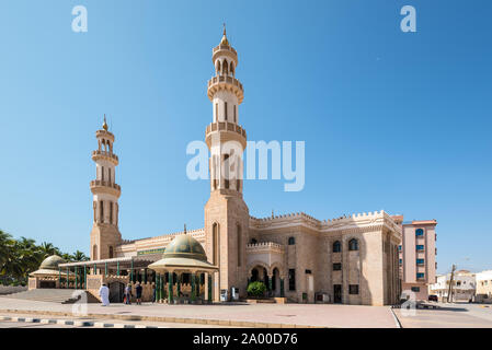 Salalah, Oman - 12 Novembre 2017: La Masjid Al Moschea Shanfari sovrasta la città di Salalah in Oman. Foto Stock