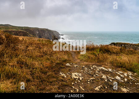 Vista panoramica di scogliere e mare contro il cielo nuvoloso. Pointe Saint Mathieu, Bretagna Francia Foto Stock