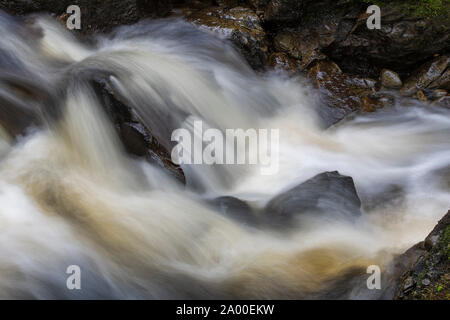 Masterizzazione Cordorcan cascate in legno della Cree Riserva Naturale, Newton Stewart, Dumfries and Galloway, Scozia Foto Stock