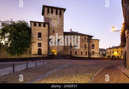 Crepuscolo, il centro città con la Rocca Sanvitale, il castello di Fontanellato, Provincia di Parma, regione Emilia Romagna, Italia Foto Stock