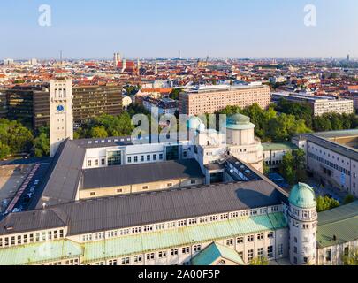 Deutsches Museum, dietro di esso Ufficio europeo dei brevetti e l'Ufficio brevetti e marchi tedesco, Isarvorstadt, Monaco di Baviera, Baviera, Baviera, Germania Foto Stock