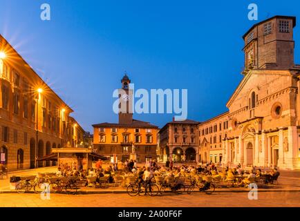 Piazza Prampolini con la Cattedrale di Santa Maria Assunta al crepuscolo, Reggio Emilia, Emilia Romagna, Italia Foto Stock