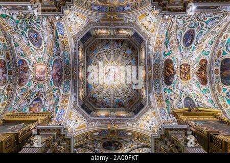 Vista interna di attraversamento e la cupola, soffitto vault, la basilica di Santa Maria Maggiore, città vecchia, Bergamo, Lombardia, Italia Foto Stock