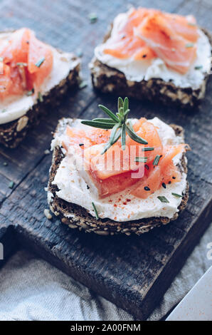 Una sana prima colazione - toast con pane di segale, salmone e crema di formaggio. Foto Stock