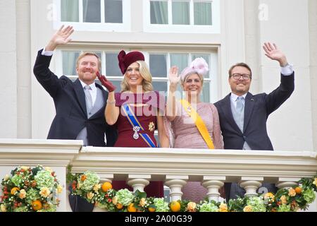 Pechino, Cina. Xvii Sep, 2019. Dutch King Willem-Alexander, Regina Maxima, Principessa Laurentien e il Principe Constantijn (L a R) Onda a persone sul balcone di Palazzo Noordeinde all'Aia, Paesi Bassi, Sett. 17, 2019, su "Prinsjesdag', il Principe della giornata. Il principe della giornata si svolge ogni anno all'Aia il terzo martedì di settembre, che segna l apertura dell'anno parlamentare. Credito: Sylvia Lederer/Xinhua Foto Stock