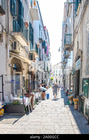 A Vietri sul mare - Italia - Nel luglio 2019 - Il pittoresco centro storico della cittadina sulla costa amalfitana Foto Stock