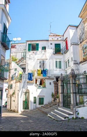 A Vietri sul mare - Italia - Nel luglio 2019 - Il pittoresco centro storico della cittadina sulla costa amalfitana Foto Stock